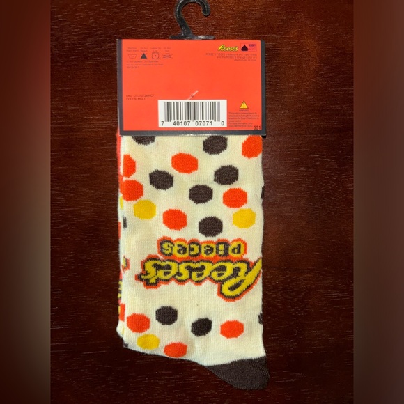 REESE’S PIECES NOVELTY CREW SOCKS NWT MEN’S SHOE SIZE 6-12 - Picture 2 of 2